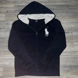 Ralph lauren zip - Marinblå zip hoodie från Ralph lauren i mycket bra skick storlek S passar längderna 162-177