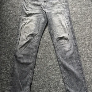 Jack&jones jeans - Gråa slim jack&jones jeans i modellen tapered mike storlek 31/32. 