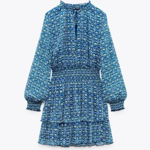 Zara klänning - Supersöt klänning från Zara!🩵kommer inte till användning och är oanvänd därför säljs den, den har en liten defekt (se bild två) men det är inget som uppstått under användning utan fel vid tillverkning, det är inte heller något som syns när den bärs.