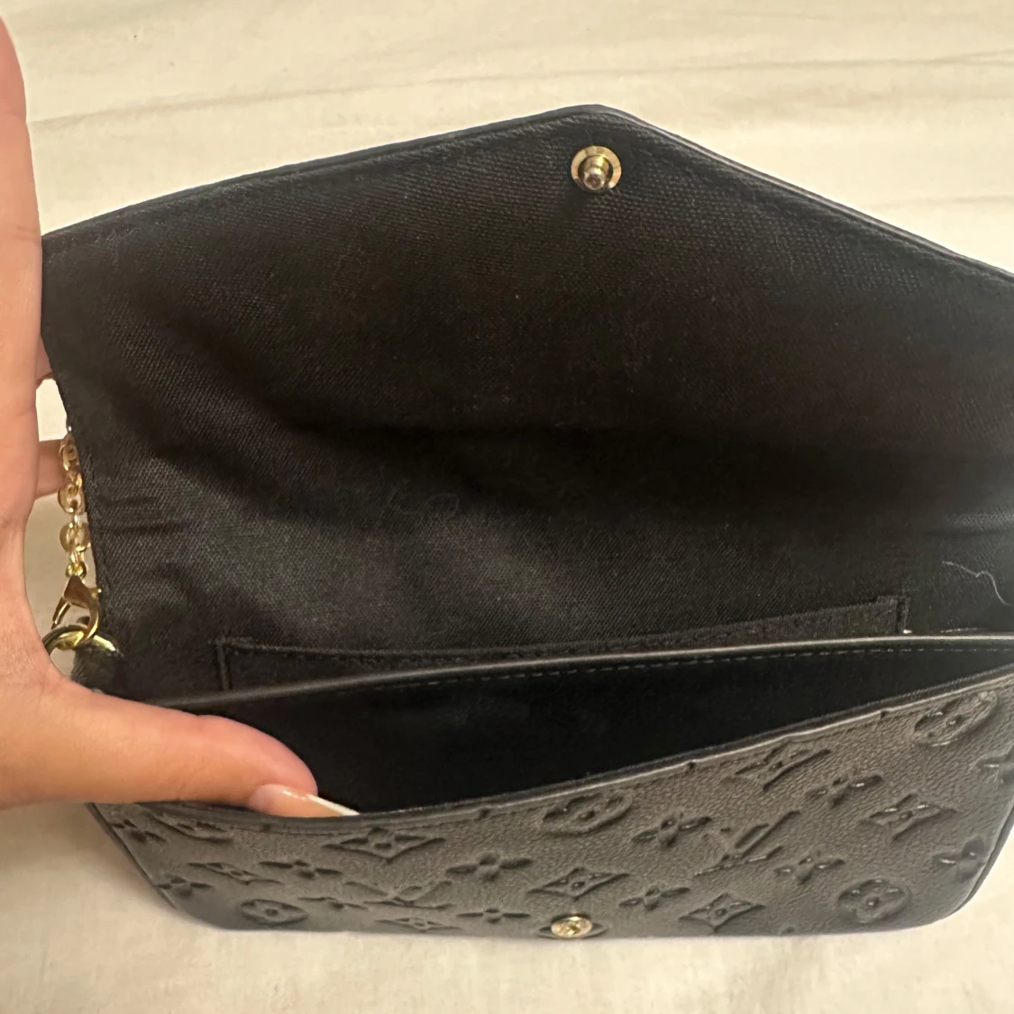 Svart axelväska  - 1