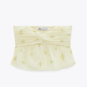 Gul tubtopp från Zara med broderi - Super söt tubtopp från Zara. Helt ny och kommer tyvärr inte till användning.