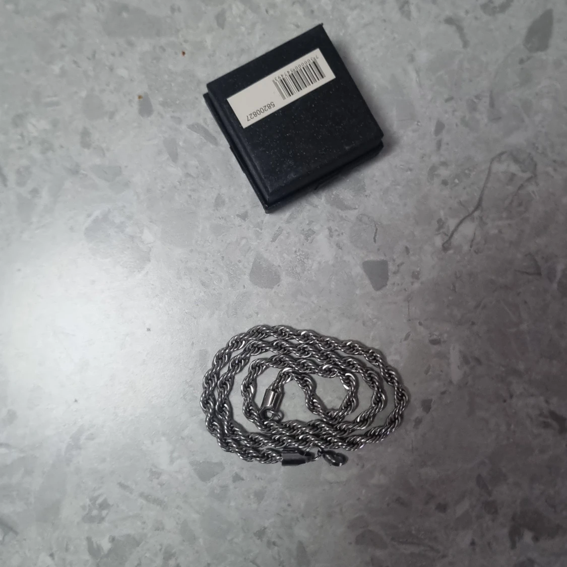 Silverfärgat tvinnat halsband - 1