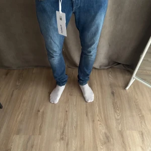 Blå jeans från Dondup - Säljer ett par klassiska blå jeans från Dondup |Ny Skick| Använda endast 5 ggr och köpta på NK för 3199. Jeansen har fem fickor. Perfekta för dig som gillar en enkel och stilren look. Hör av dig vid frågor och funderingar/ MVH