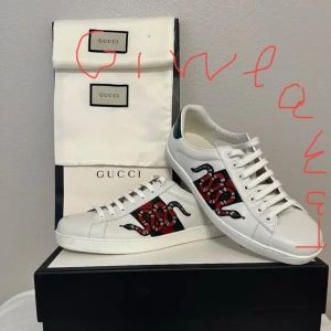 En giweaway på ett par Gucci ace skor🙌 - Jag har bestämt mig att göra en giweaway på ett par Gucci ace skor och för att vinna måste man Följa mig på Plick och följa mig på TikTok:Verano Closet och sen när jag har fått 200 följare på Plick och 1000 följare på TikTok så utser jag en vinnare som har gjort allting, Lycka till🙌 🤞 
