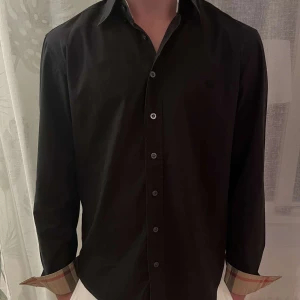 Burberry skjorta - Tjena, säljer nu denna riktigt feta burberry skjortan i storlek M, mycket bra skick, inga skador eller liknande, endast skjortan medföljer, vid frågor hör av er