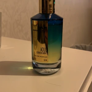 Mancera Aoud Lemon Mint parfym 120ml - Fräsch parfym från Mancera, Aoud Lemon Mint, i en snygg glasflaska med blå och gul toning samt guldfärgat lock. Flaskan rymmer 120 ml Eau de Parfum och har en lyxig, modern design som sticker ut på hyllan.