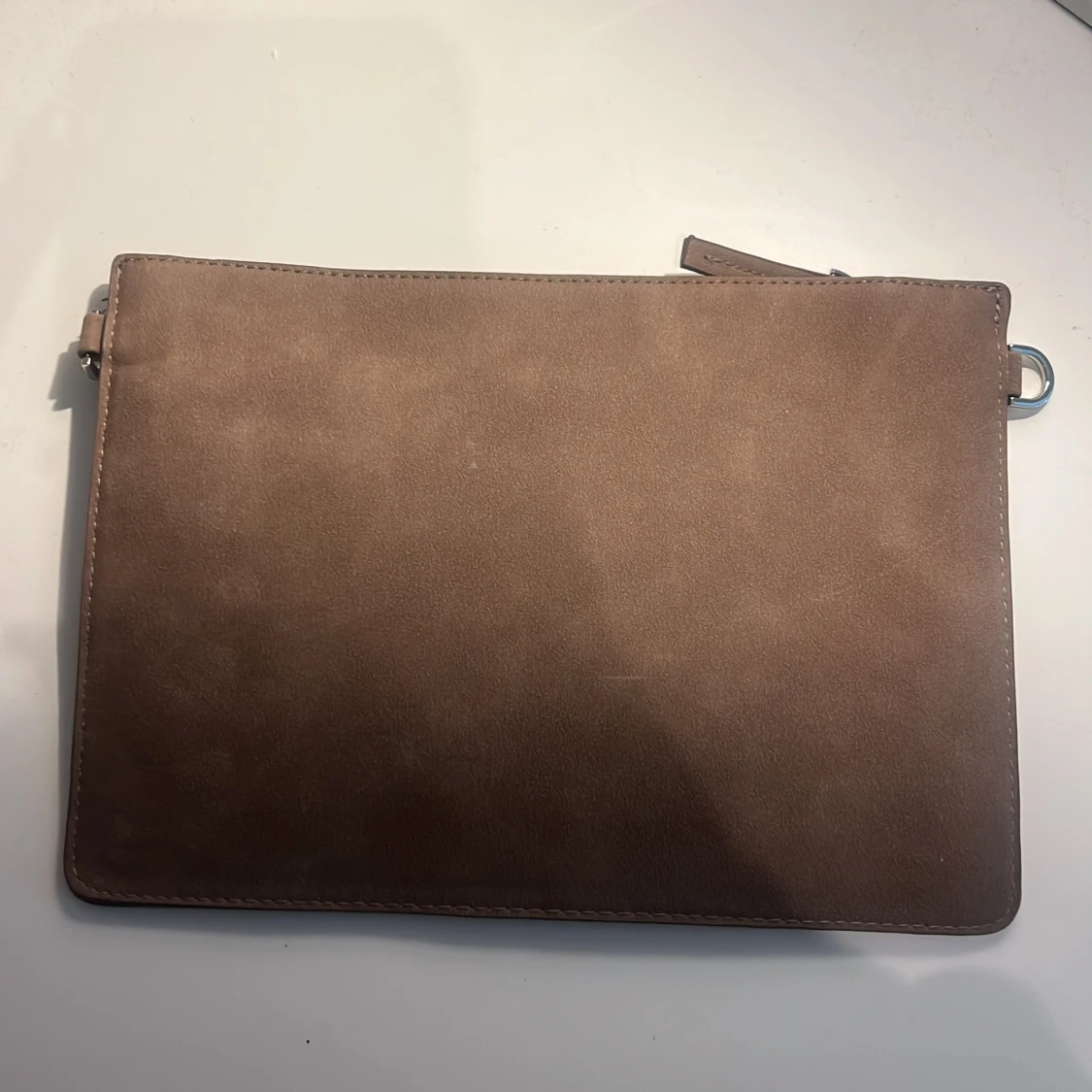 Beige mocka kuvertväska med dragkedja - 1