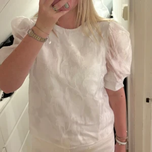 Vit blus  - Jätte fin vit blus med blom detaljer och puff ärm! 🌸🤍🩵