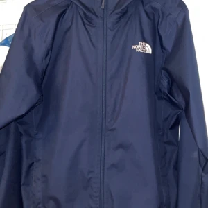 The North Face Windbreaker - Säljer nu min North Face windbreaker-jacka då jag inte använder den längre. Riktigt skön och går att ha nästan året runt. Tveka inte på att höra av dig om du har någon fråga ❗️❗️