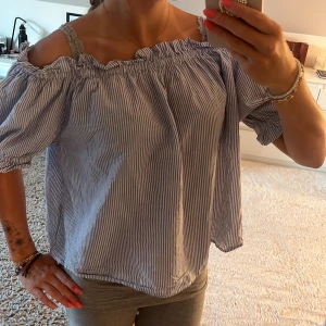 Randig blus - Säljer en så vacker blus perfekt nu på sommaren! Aldrig använd! Storlek M men passar mig som har XS/S!