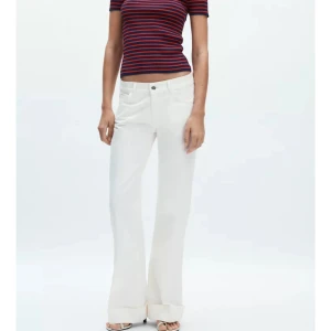 Vita jeans  - Helt nya slutsålda vita jeans från zara. Säljer eller byter mot storlek 36, säljer då jag vill ha en annan storlek. Dom är i helt nyskick och oanvända🤍
