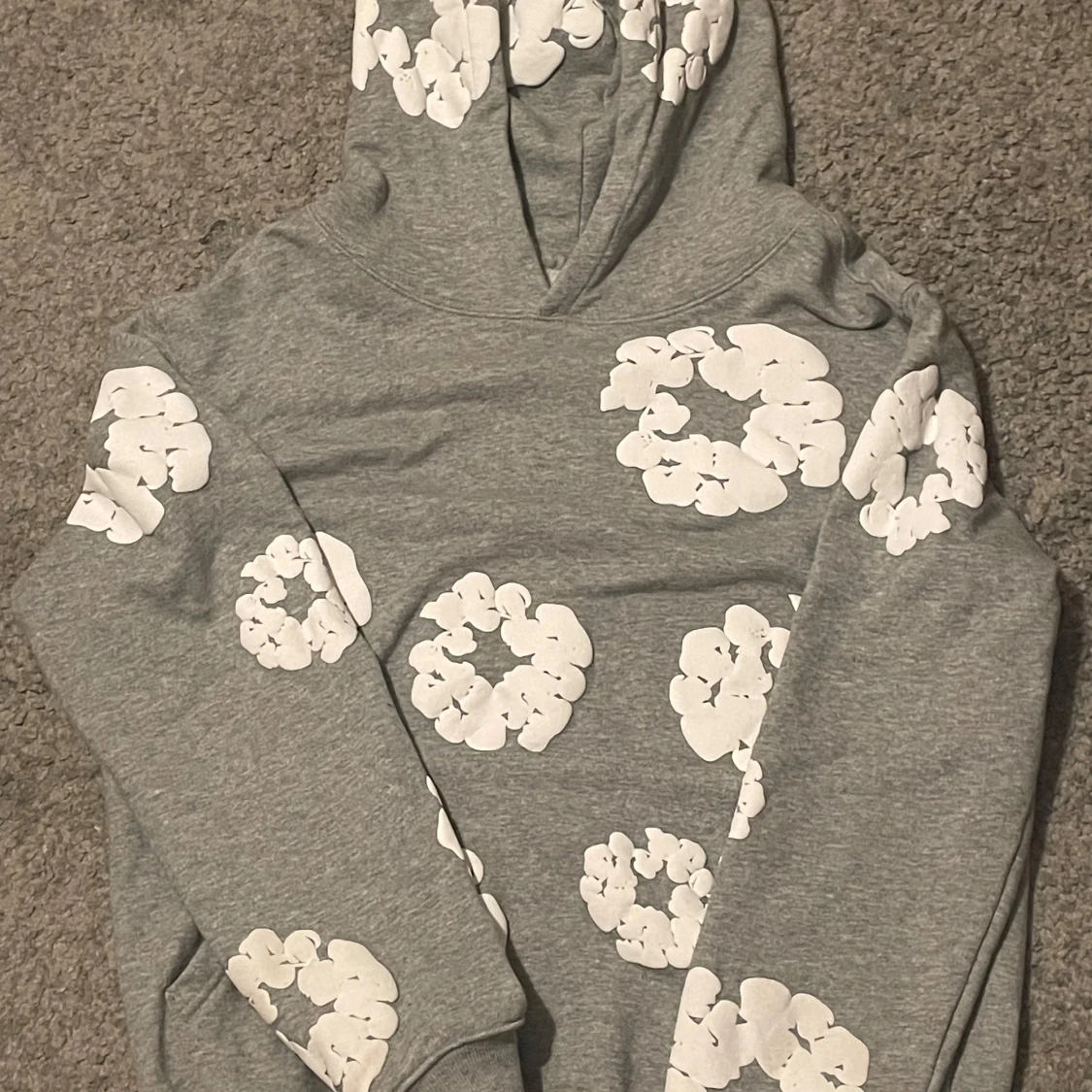 Grå hoodie med vita moln från Denim Tears