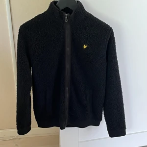 Fleece tröja  - Riktigt stilren lyle & scott fleece tröja i bra skick 