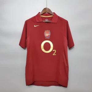 05/06 ARSENAL (RETRO) - Klassisk Arsenal 2005-2006 fotbollströja från Nike i vinröd färg med guldfärgade detaljer och O2-logga på bröstet. Tröjan har korta ärmar, krage och broderat klubbmärke. Perfekt för dig som älskar retro och Arsenal. Leverans 5-20 dagar. 