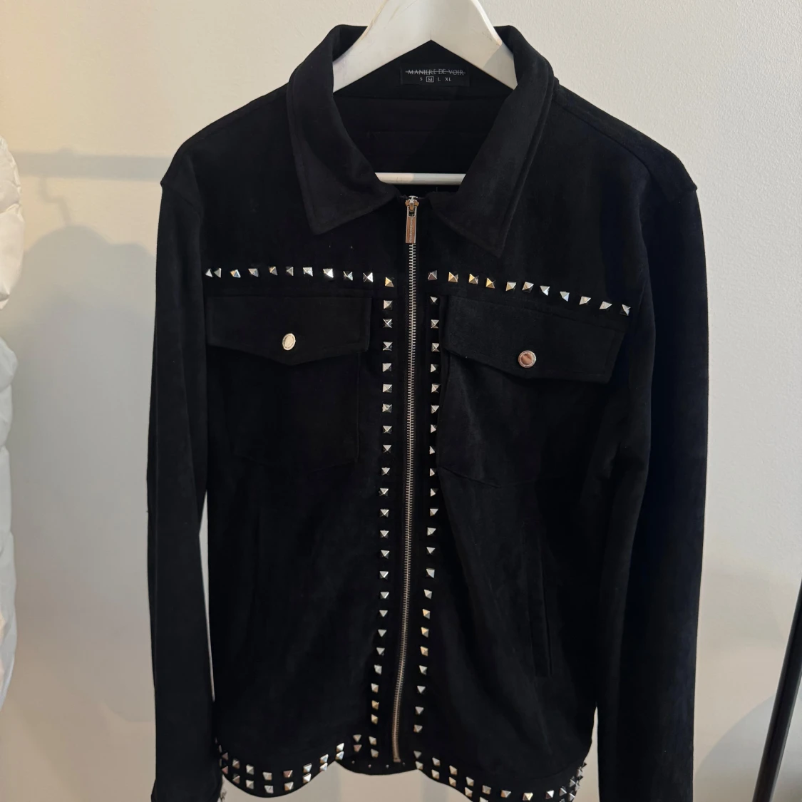 Svart mockajacka med nitar