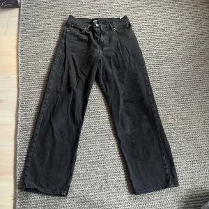 Svarta baggy jeans, Sweet SKTBS, XXS - Svarta jeans från Sweet SKTBS i storlek XXS. Dom är baggy med en svart text på det vänstra benet(syns inte så bra men det står sweet sktbs). Köpta från junkyard och har använt dom ganska lite. 