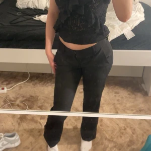 Svarta kostymbyxor från BikBok - Snygga svarta kostymbyxor från BikBok i en klassisk design. Byxorna har en rak passform och är perfekta för en stilren look. De har diskreta fickor och hällor för bälte. Passar utmärkt till både vardag och mer formella tillfällen. Knappt använda och kommer inte till användning så säljer💕skriv för frågor