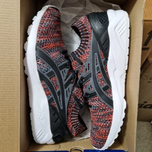 Oanvända Asics Gel-Kayano  - Helt nya i original låda. Innermått 28 cm Ord.pris 1399 kr. Stickad överdel. Skickas spårbart och försäkrat mot porto. 