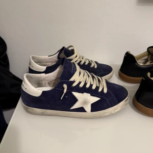 Golden goose  - Tja, säljer nu mina sjukt feta golden goose skor, sjukt bra skick, använda fåtal gånger. Har tyvärr ingen box eller liknande. Sjukt feta och svåra att få tag på, 2025 års modell. Skriv om ni har frågor!