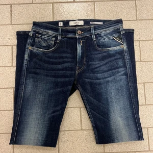 Oanvända Replay anbass jeans  - Extremt snygga oanvända replay anbass jeans i storlek 32/34. Tveka inte på att skriva vid minsta lilla fundering 👌