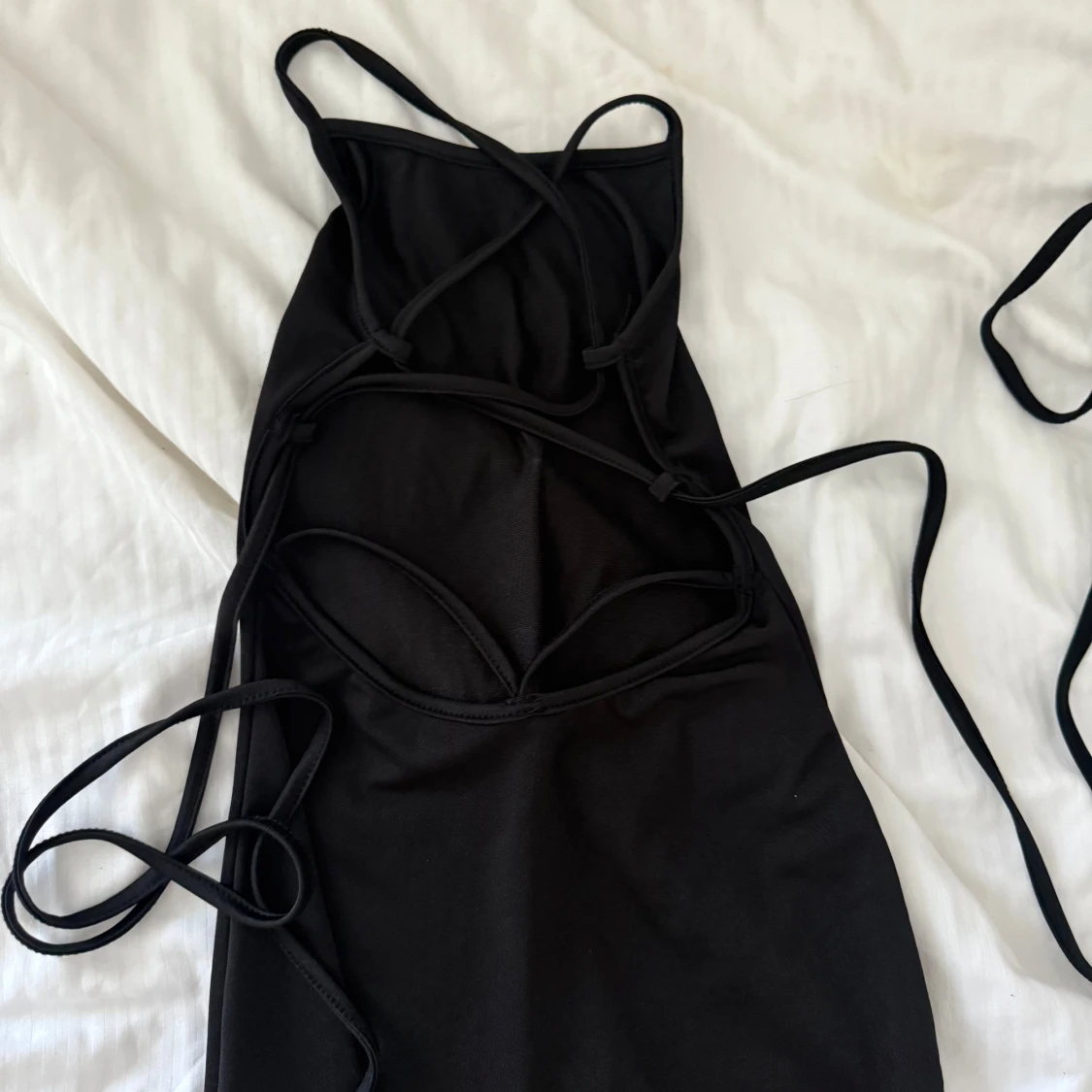 Svart långklänning med öppen rygg och snörning - 1