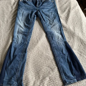 Missme jeans 🩵🩵 - Jättesnygga jeans från miss me, de är sydda till bootcut och jag köpte de så. Midjemått 36cm Innerbenslängd 77cm. W26🩵