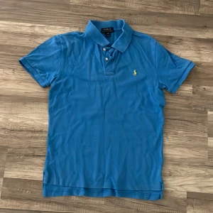 Blå pikétröja från Ralph Lauren - Säljer nu denna ljus blåa piken från polo ralph lauren. Den passar någon som är 160-170 ungefär Storleken är 14-16/xs. Säg till om frågor och funderingar 🤩🤩