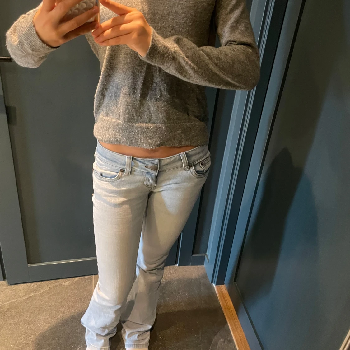 Grå stickad tröja med rund hals - 1