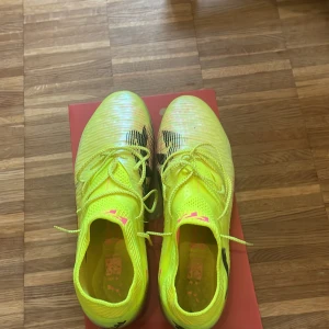 Neongula Puma fotbollsskor - Säljer ett par snygga puma ultra i storlek 44.5, konstgräs dobbar, använda max 3 gånger! Nypris 1300