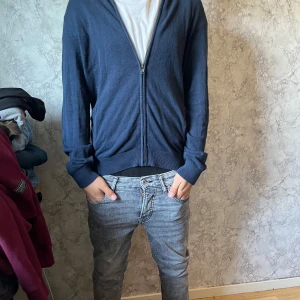 Mörkblå kofta med dragkedja pier one - Mörkblå kofta med hel dragkedja framtill och ribbade muddar vid ärmslut och nederkant. Klassisk och enkel design, perfekt att slänga över en t-shirt. Långärmad och i mjukt material som känns skönt mot huden. Från pier one. Pris ej hugget i sten vid snabb affär. hör av dig vid minsta fundering!