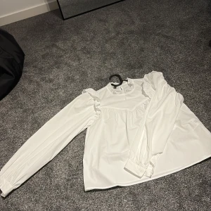 Blus - Jag säljer en vit blus som är ifrån Vero Moda ”pieces”. Den är aldrig använd pga den inte riktigt var i min stil. Stolken är xs och ny pris var 399 kr men går att diskutera 