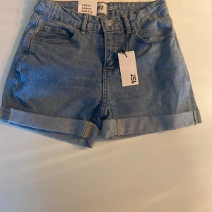 Ljusblå jeansshorts från 157 - Snygga ljusblå jeansshorts från 157 med klassisk femficksdesign och uppvikta benslut. Shortsen har justerbar midja på insidan för perfekt passform och är tillverkade i mjukt denimtyg.💕 de är i storlek 150 men passar på xs-xs💕 säljer då de aldrig kommer till användning!!