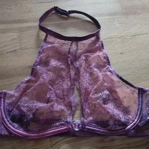 Spets halterneck från Victoria's Secret  - En halterneck som färgats från rosa till lila, med ojämn fördelning av färgen för en kul effekt. Halsremmen är justerbar och det finns knäppning i ryggen. Kul layering piece för den som vill ha något unikt. Storleken är ca 75B 