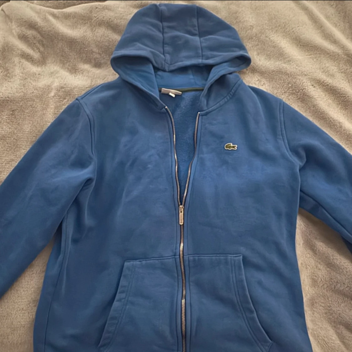 Blå hoodie från Lacoste med dragkedja - 1