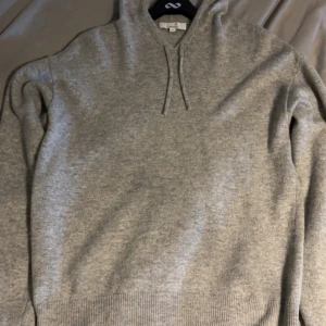 Carmès Kashmir hoodie - Säljer en 100% Kashmir hoodie från Carmès i storlek M. Bra passorm, och i nytt skick! Nypris: 1299kr