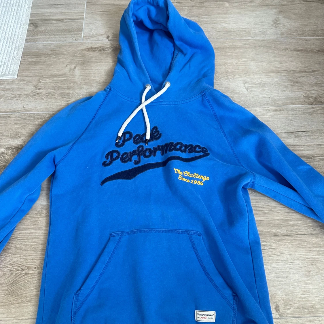 Blå hoodie från Peak Performance
