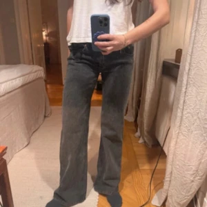 Jeans ALOBHA strl S - Säljer ett par gråa jeans från ALOBHA i storlek S. 