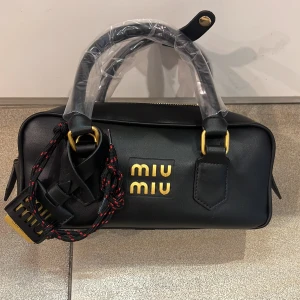 Snygg väska  - Snygg svart väska miu miu 