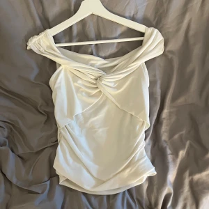 Vit off shoulder bikbok - Vit supersöt off shoulder tröja från bikbok, aldrig använd💗