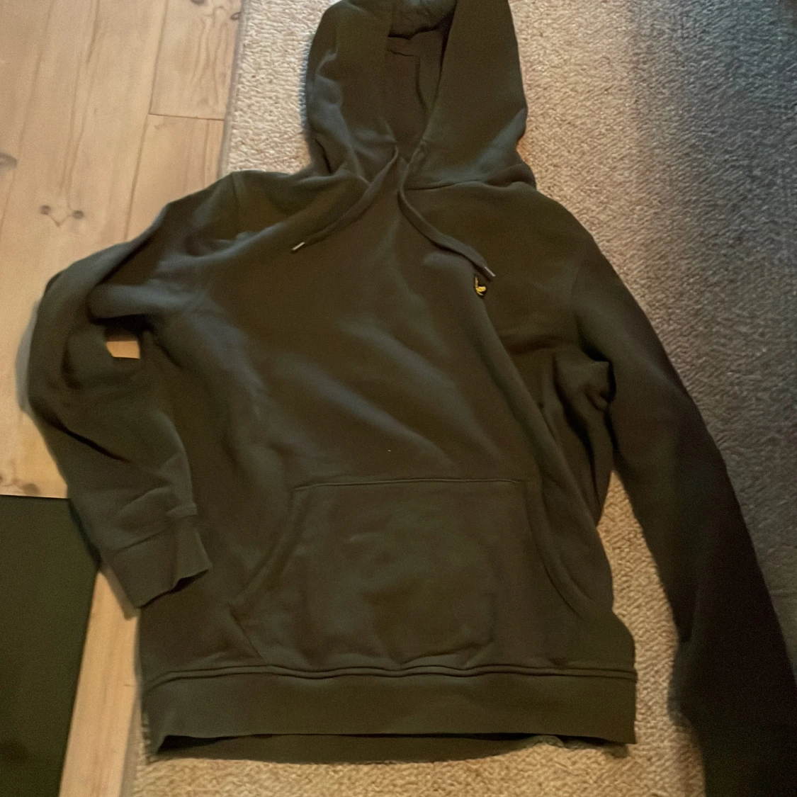 Mörkgrön hoodie från Lyle & Scott