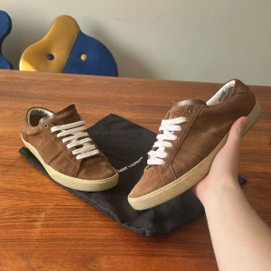 Saint Laurent skor  - Snygga bruna sneakers i mocka från Saint Laurent i bra skick skorna kommer med dustbag. Pris kan diskuteras, skriv om ni har några frågor!