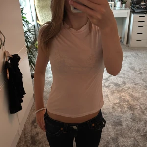 Ljusrosa croppad t-shirt - Säljer en ljusrosa croppad t-shirt med rund hals och korta ärmar. Inget tecken på användning och perfekt för vår och sommar 💗