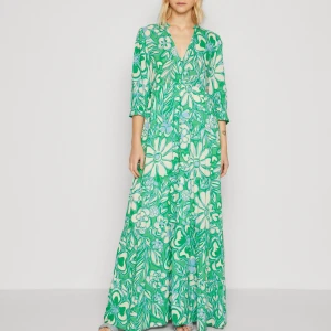 Grön blommig långklänning från Fabienne Charpot - Superfin långklänning i grönt med stort blommigt mönster i vitt och ljusblått. Från Fabienne charpot. Köpt för 2500kr och aldrig använts✅