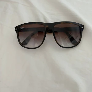 Ray-Ban Boyfriend Solglasögon  - Säljer ett par sköna RB4147 brillor! | Mycket fint skick på glaset och ramen! | Utan original fodral men skickar med ett annat! | Ställ gärna frågor innan du köper!