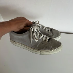 Axel Arigato skor - Ett par snygga skor i toppen skick med skråmor enligt bilderna. Nypriset är omkring 2000kr och säljs nu för endast 399kr. Hör av er vid intresse av fler bilder! (postar inom 24h)