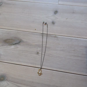 Silverfärgat Dior halsband - Stilrent halsband från Dior. Den är vintage från min mamma❤️Sej gärna till om ni vill ha den ❤️