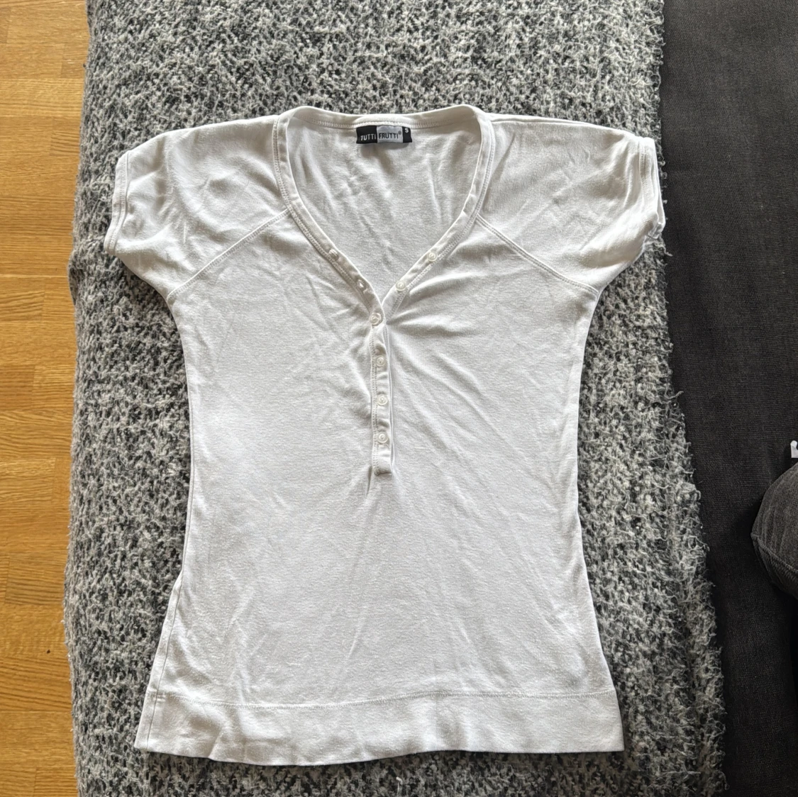 Vit topp med v-ringning  - 3