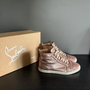 Christian Louboutins - Riktigt snygga limited edition Loubs i väldigt bra skick, storlek 38 1/2. Box medföljer ej.