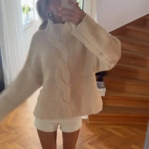 Beige stickad tröja - prislapp kvar, aldrig användning av. nypris 560, slutsåld på zara 