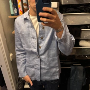 Linne overshirt  - Säljer denna sjukt snygga linne overshirt från Oscar of sweden i storlek M i ny skick, skriv pm för frågor eller likande 